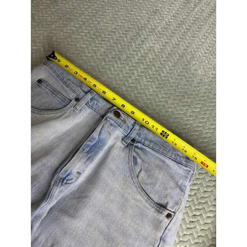 2000s Wrangler Light Wash Jeans 32x30 Straight Leg Distressed